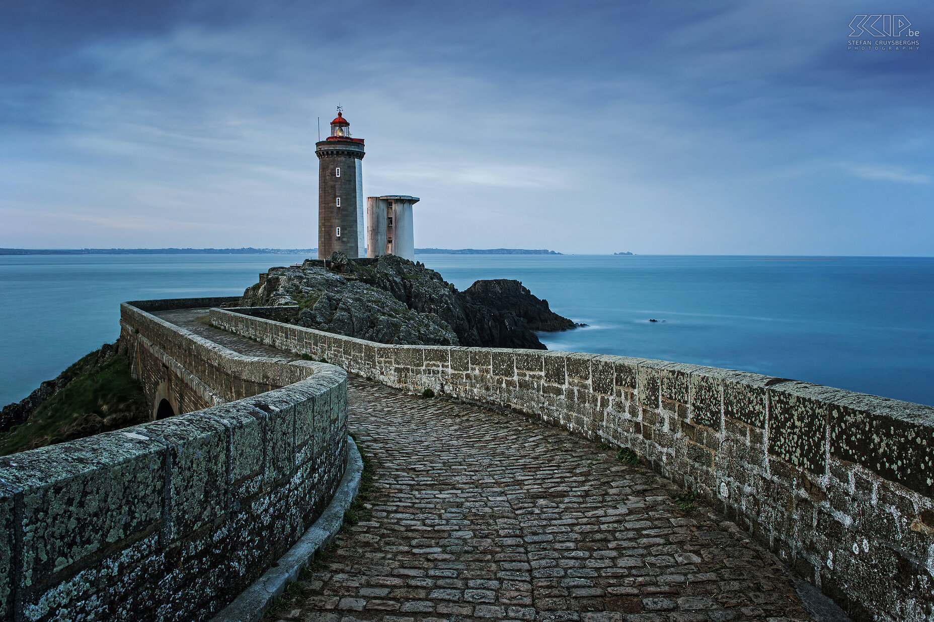 Plouzane - Phare du Petit Minou The Phare du Petit Minou is a wonderful lighthouse with a stone bridge in the roadstead of Brest in the commune of Plouzané in Brittany (Bretagne). It is located near the Minou fort that was built in 1697 by Vauban. The lighthouse was switched on in  1848 and automated in 1989. The light is visible 35km away. Stefan Cruysberghs